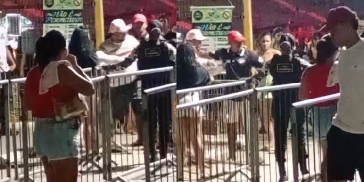 Vídeo: No Fecani, homem se arr3ta depois de tomar todas e ainda troca s0c0s com segurança