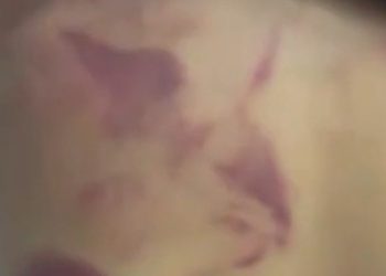 Vídeo forte: menino de 13 anos é espancad0 pelo pai após usar brinco