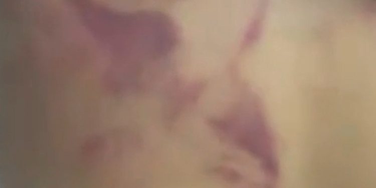 Vídeo forte: menino de 13 anos é espancad0 pelo pai após usar brinco