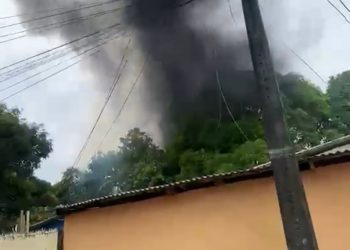 Vídeo: moradores temem que incêndio em terreno na Zona Leste se propague para as casas