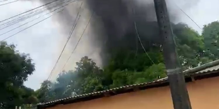 Vídeo: moradores temem que incêndio em terreno na Zona Leste se propague para as casas