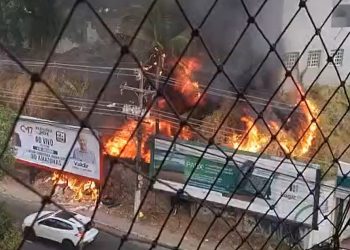 Vídeo: incêndio se espalha por terreno, atinge outdoors e ameaça farmácia em Manaus