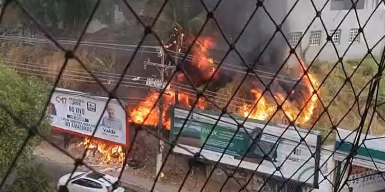 Vídeo: incêndio se espalha por terreno, atinge outdoors e ameaça farmácia em Manaus