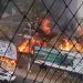 Vídeo: incêndio se espalha por terreno, atinge outdoors e ameaça farmácia em Manaus