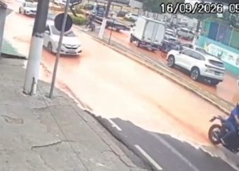 Vídeo mostra momento em que adutora rompe e alaga rua em Manaus