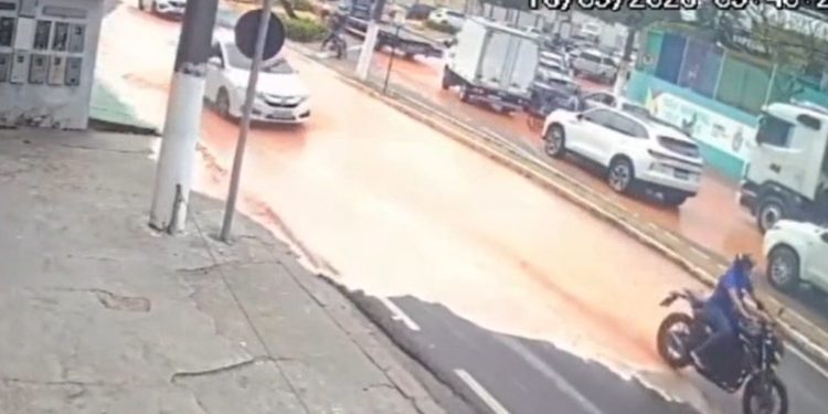Vídeo mostra momento em que adutora rompe e alaga rua em Manaus