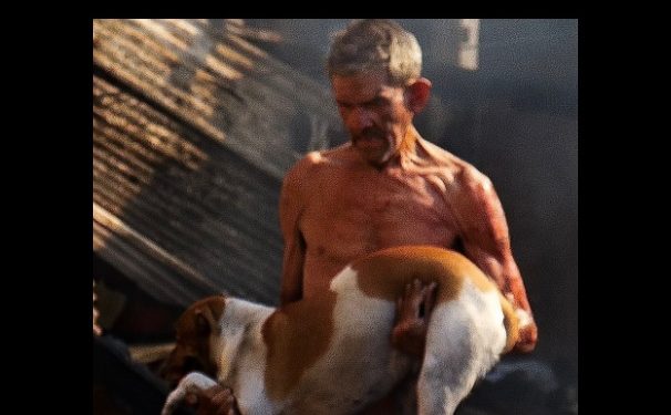 Imagem forte: proprietário da casa que pegou fogo enfrenta chamas e salva cachorro no Amazonas