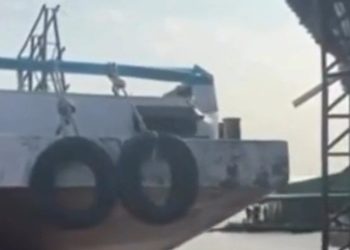 Vídeo: barco não consegue parar e derruba estrutura do Porto de Jutaí
