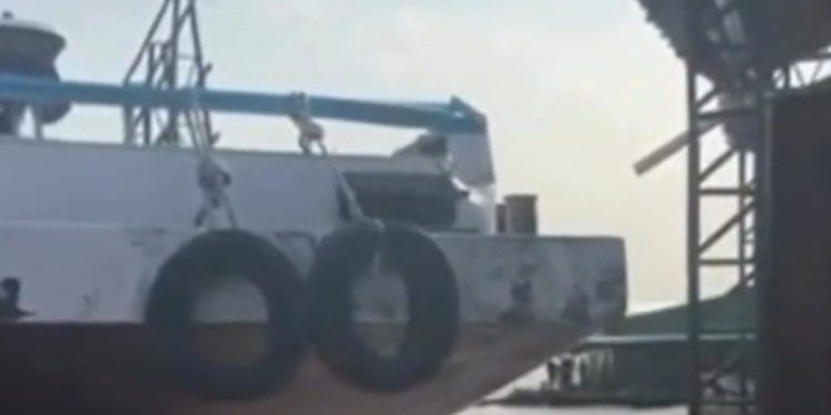 Vídeo: barco não consegue parar e derruba estrutura do Porto de Jutaí