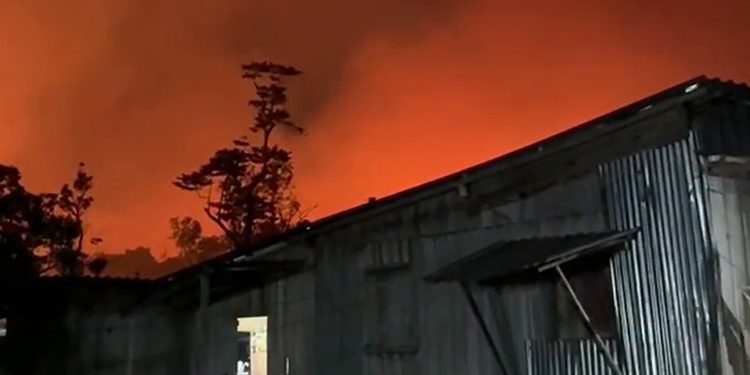 Vídeo: mulher vê incêndio se aproximar da casa de madeira dela e pede socorro no Amazonas: ‘nos ajudem’