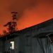 Vídeo: mulher vê incêndio se aproximar da casa de madeira dela e pede socorro no Amazonas: ‘nos ajudem’
