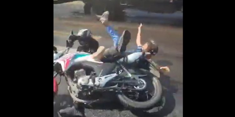Vídeo: veja o exato momento em que motoqueiro derrapa no óleo e cai no chão em Manaus