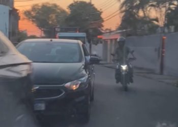 Motorista de aplicativo grava motoqueiros pilotando na contramão em Manaus