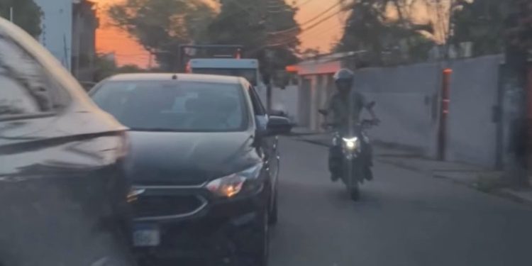 Motorista de aplicativo grava motoqueiros pilotando na contramão em Manaus