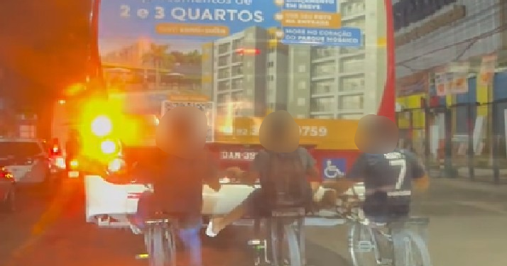 Vídeo: Meninos levam ‘coió’ ao se agarrarem em ônibus em movimento na ZL de Manaus