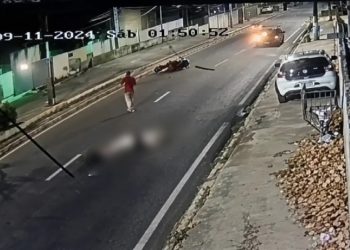 Vídeo: Carro passa com tudo por casal e vít1mas r0lam no chão em Manaus; condutor fug1u