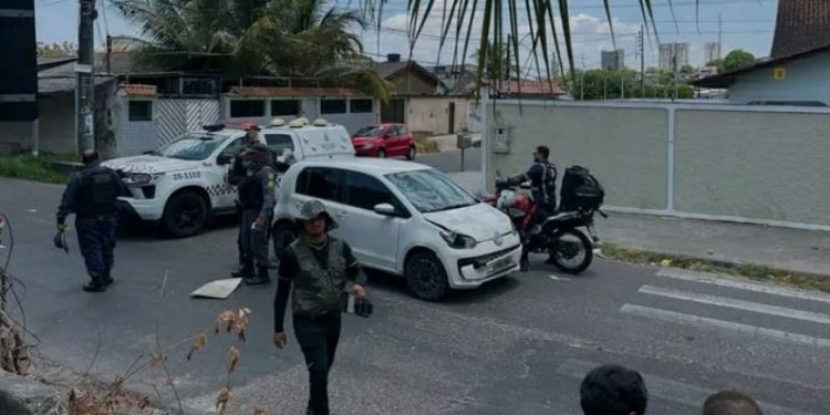 Aluno e responsável são atr0pelados em frente à escola municipal em Manaus