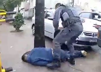 Vídeo forte: suspeit0 de roub0 tenta tomar pist0la de policial e acaba m0rt0
