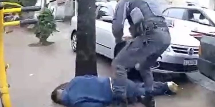 Vídeo forte: suspeit0 de roub0 tenta tomar pist0la de policial e acaba m0rt0