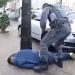 Vídeo forte: suspeit0 de roub0 tenta tomar pist0la de policial e acaba m0rt0