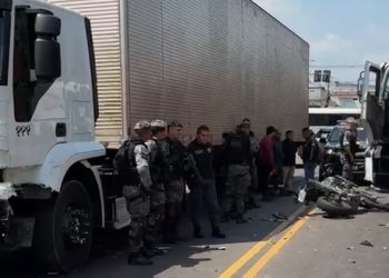 Vídeo: policial da Rocam Motos fica ferid0 após colisã0 com duas carretas em Manaus