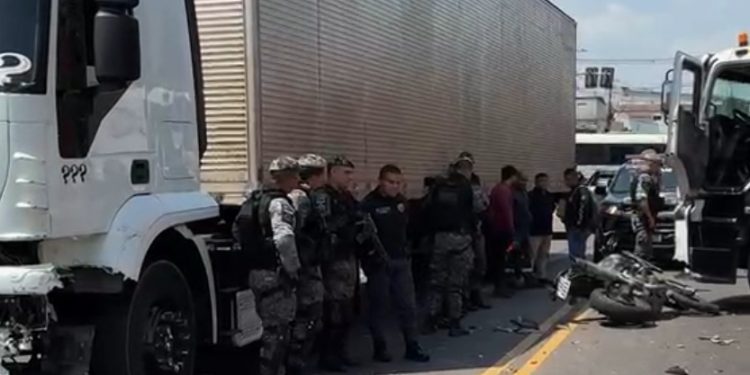 Vídeo: policial da Rocam Motos fica ferid0 após colisã0 com duas carretas em Manaus