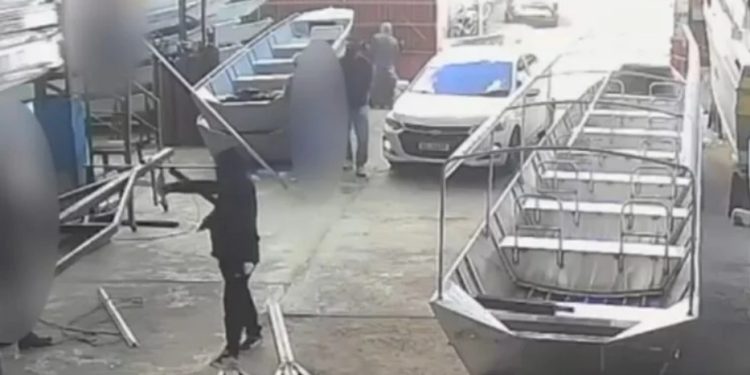 Vídeo: câmera grava assalt0 de quadrilha que está atacando em vários bairros de Manaus