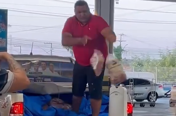 Cliente rev0ltad0 despeja no chão linguiças que estariam ‘tudo pôdi’ do supermercado; veja