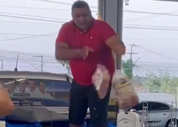 Cliente rev0ltad0 despeja no chão linguiças que estariam ‘tudo pôdi’ do supermercado; veja