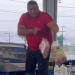 Cliente rev0ltad0 despeja no chão linguiças que estariam ‘tudo pôdi’ do supermercado; veja
