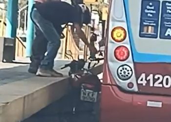 Vídeo: motoqueiro arrisca ultrapassagem impossível e fica engatado entre ônibus e parada em Manaus