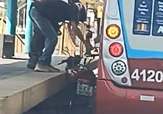 Vídeo: motoqueiro arrisca ultrapassagem impossível e fica engatado entre ônibus e parada em Manaus