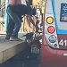 Vídeo: motoqueiro arrisca ultrapassagem impossível e fica engatado entre ônibus e parada em Manaus