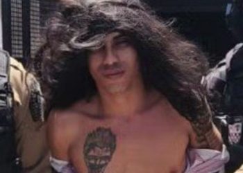 Suspeito de m4t4r 16 pessoas tenta escapar de vestido e peruca, mas tatuagem o entrega