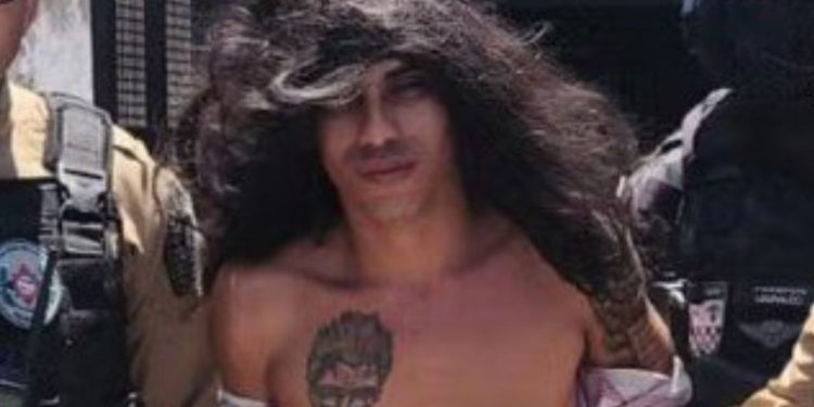 Suspeito de m4t4r 16 pessoas tenta escapar de vestido e peruca, mas tatuagem o entrega