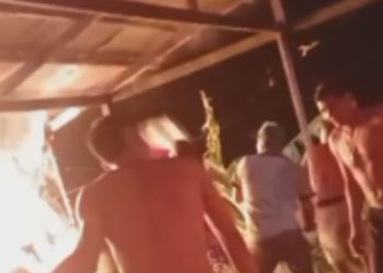 Veja: Incêndio toma conta de casa de madeira e destrói imóvel em Manacapuru