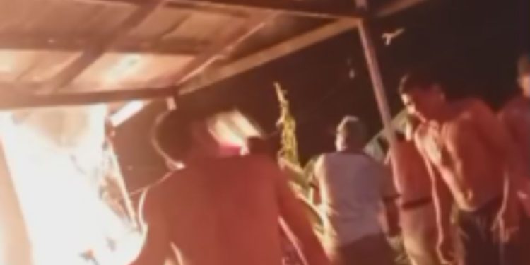 Veja: Incêndio toma conta de casa de madeira e destrói imóvel em Manacapuru