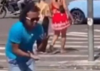 Veja: Homem para trânsito, faz “six seven” na faixa e aborda motoristas por dinheiro em Manaus