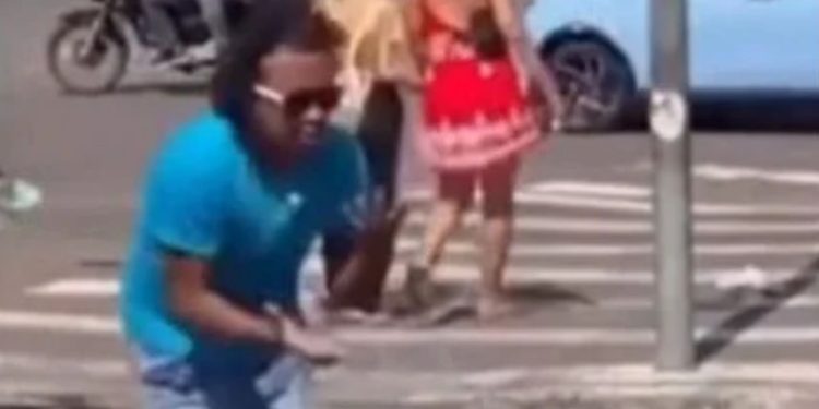 Veja: Homem para trânsito, faz “six seven” na faixa e aborda motoristas por dinheiro em Manaus