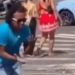 Veja: Homem para trânsito, faz “six seven” na faixa e aborda motoristas por dinheiro em Manaus