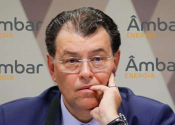 População reclama de apagões e Eduardo Braga ignora críticas para defender Âmbar