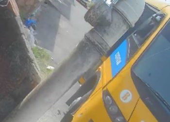 ‘Amarelinho’ perde o controle e bate contra casa; vídeo registra o acidente
