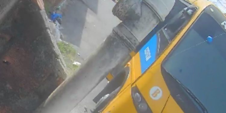 ‘Amarelinho’ perde o controle e bate contra casa; vídeo registra o acidente