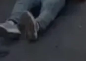 Motociclista at1nge pedestre em cheio sobre faixa de pedestres na zona Leste de Manaus