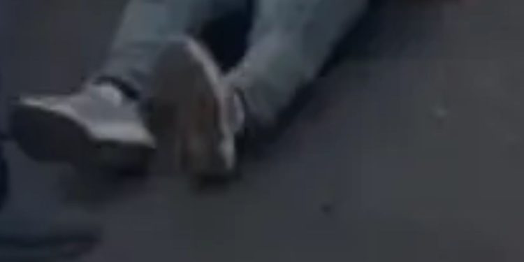Motociclista at1nge pedestre em cheio sobre faixa de pedestres na zona Leste de Manaus