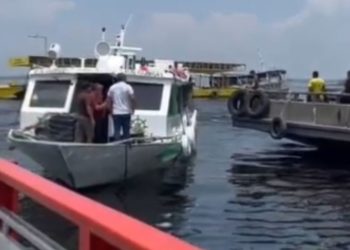 Veja: Embarcação bate em lancha atracada e foge do local após colisão em Manaus