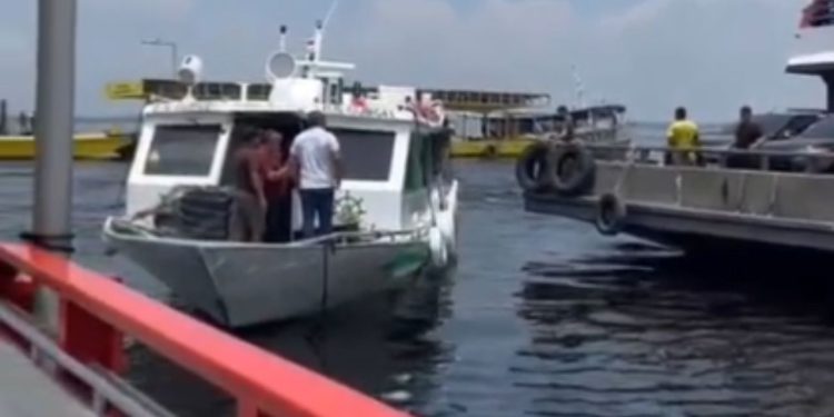 Veja: Embarcação bate em lancha atracada e foge do local após colisão em Manaus