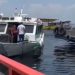 Veja: Embarcação bate em lancha atracada e foge do local após colisão em Manaus
