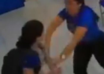 Vídeo: Aluna pega faca de caça e at4c4 professora dentro de escola