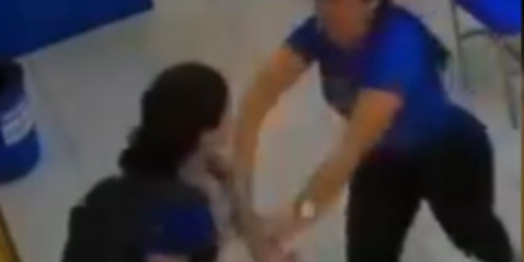 Vídeo: Aluna pega faca de caça e at4c4 professora dentro de escola